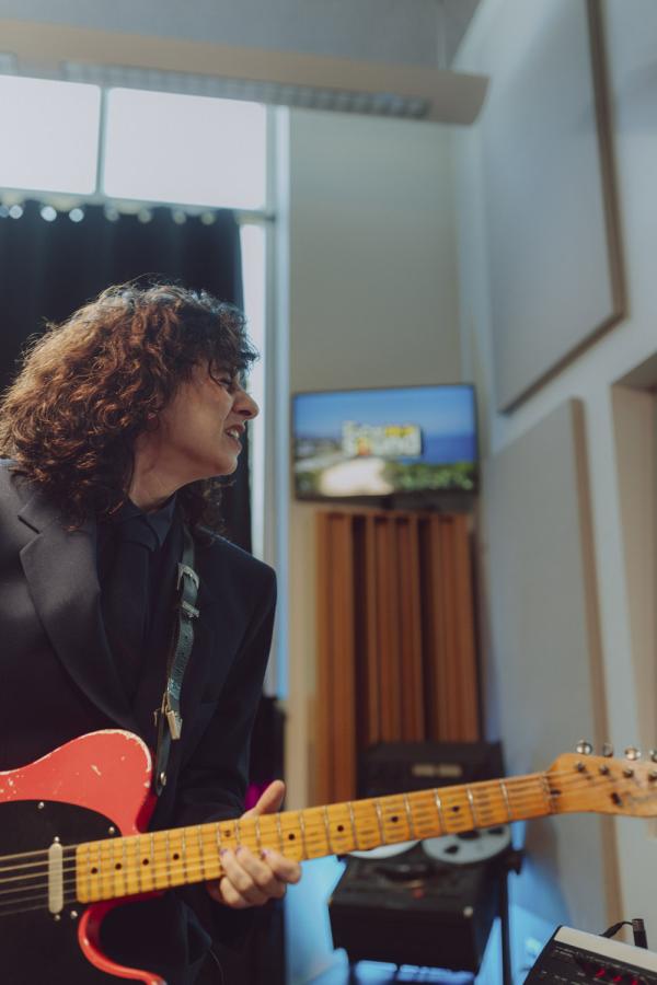 MARILINA BERTOLDI PROFILE PLAYING GUITAR